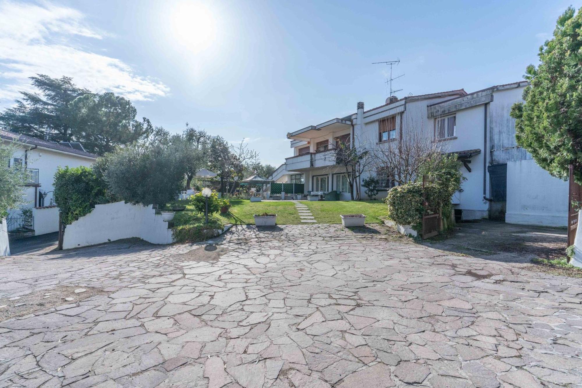 Ampia Dimora A Salo Con Parcheggio E Giardinoアパートメント エクステリア 写真